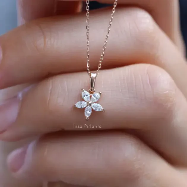 0.25 Karat Pırlanta Markiz Çiçek Kolye - 