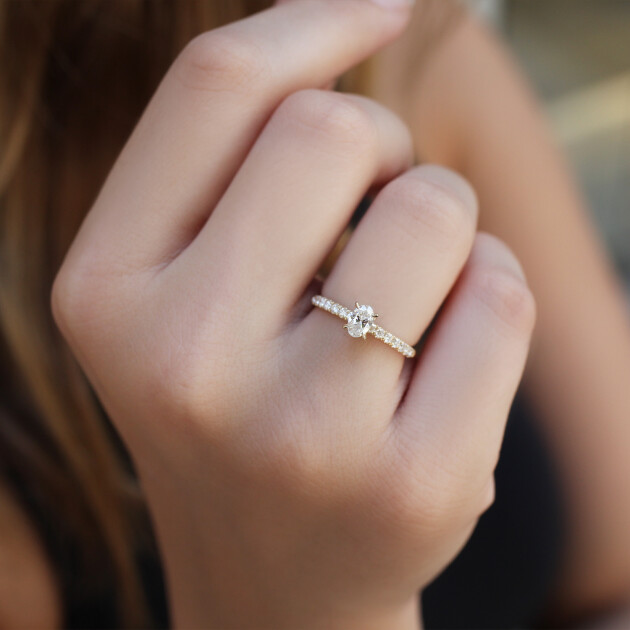 0.50 Karat Kenar Taşlı Oval Pırlanta Tektaş Yüzük - 3