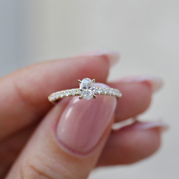 0.50 Karat Kenar Taşlı Oval Pırlanta Tektaş Yüzük - 1