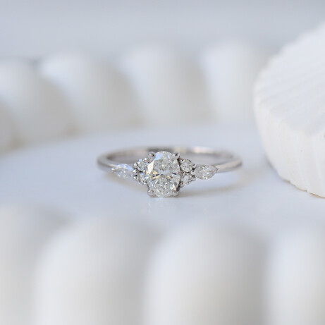 0.65 Karat HRD Sertifikalı Özel Tasarım Larissa Oval Pırlanta Yüzük - 