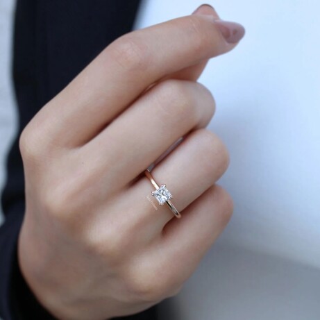 0.70 CT HRD Sertifikalı Prenses Pırlanta Tektaş Yüzük - 1