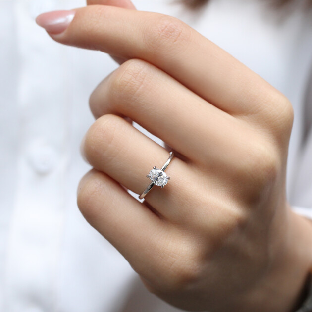 0.70 Karat D VS2 GIA Sertifikalı Oval Pırlanta Tektaş Yüzük - 1