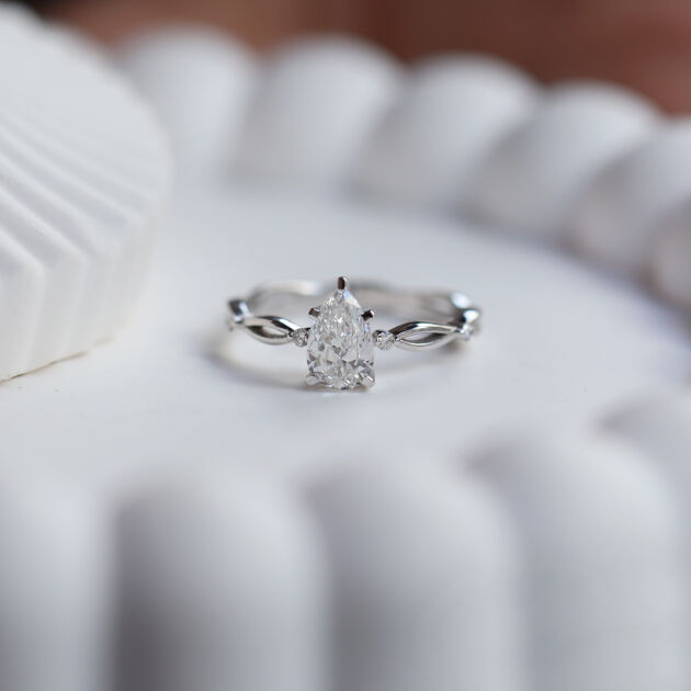 0.75 Karat D SI2 GIA Sertifikalı Tasarım Damla Pırlanta Yüzük - 1