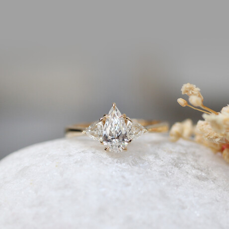 0.90 Karat HRD Sertifikalı Özel Tasarım Lena Damla Pırlanta Yüzük - 