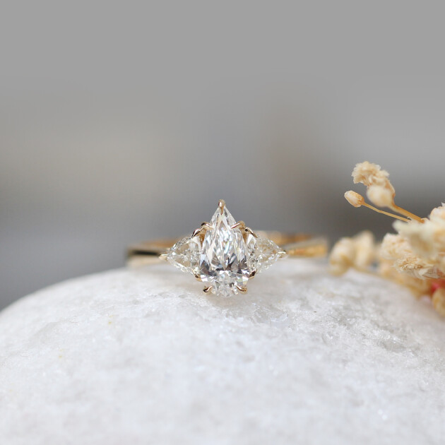 0.90 Karat HRD Sertifikalı Özel Tasarım Lena Damla Pırlanta Yüzük - 1